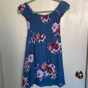 Super cute off the shoulder dress! Very stretchy